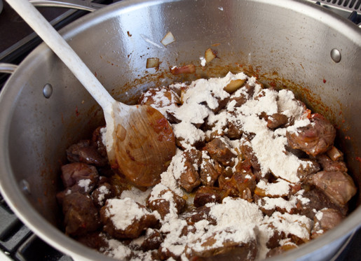 1. Этап. Мясное рагу с картошкой: 5. Теперь можно отправить обратно мясо. Добавить муку, тщательно перемешать и жарить около 2-4 минут.