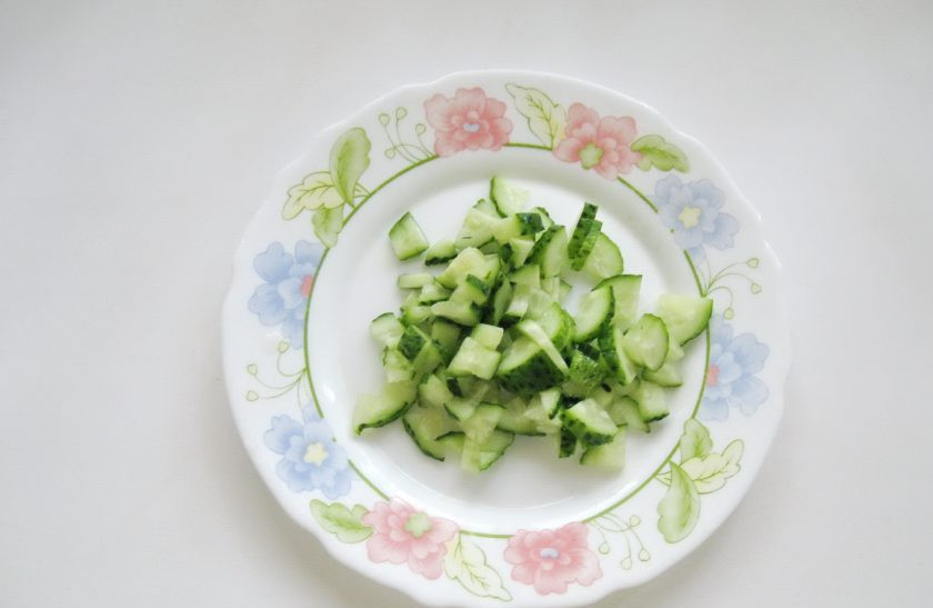 1. Этап. Салат с картофелем пай: Приступите в приготовлению салата. Огурец помойте и нарежьте.