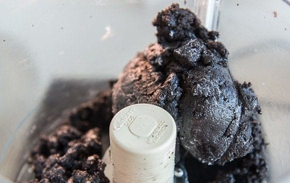 1. Этап. Конфеты из печенья Орео: 2. Затем перемещайте её со сливочным сыром в единую массу.