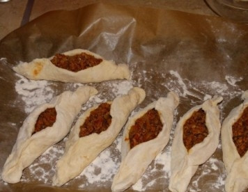 1. Этап. Свиха: Выкладываем свиху на противень, застеленный пергаментом.