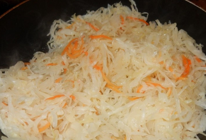 1. Этап. Картофельные зразы с квашеной капустой: Квашеную капусту тушим на растительном масле 10-12 минут.