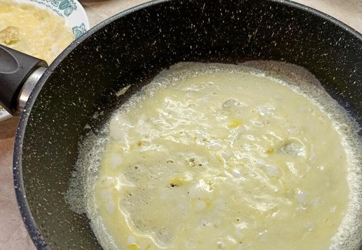 1. Этап. Капустный салат с индейкой и блинчиками: Яйца разболтать с солью до однородности. Пожарить яичные блинчики.