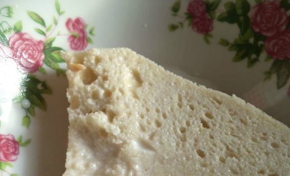 1. Этап. Самые вкусные котлеты: Хлебушек размачиваем в молоке, предварительно обрезав корочку, она нам не пригодится. После чего с помощью вилки разминаем размокший батон.