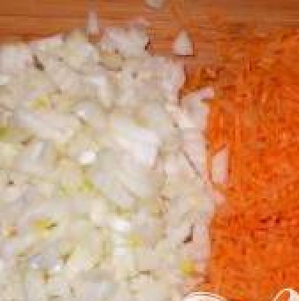 1. Этап. Рыбный суп с оливками: Мелко порезать лук и морковку. Налить в сковороду 3-4 ст. л. растительного масла. Обжаривать овощи около 10 минут.