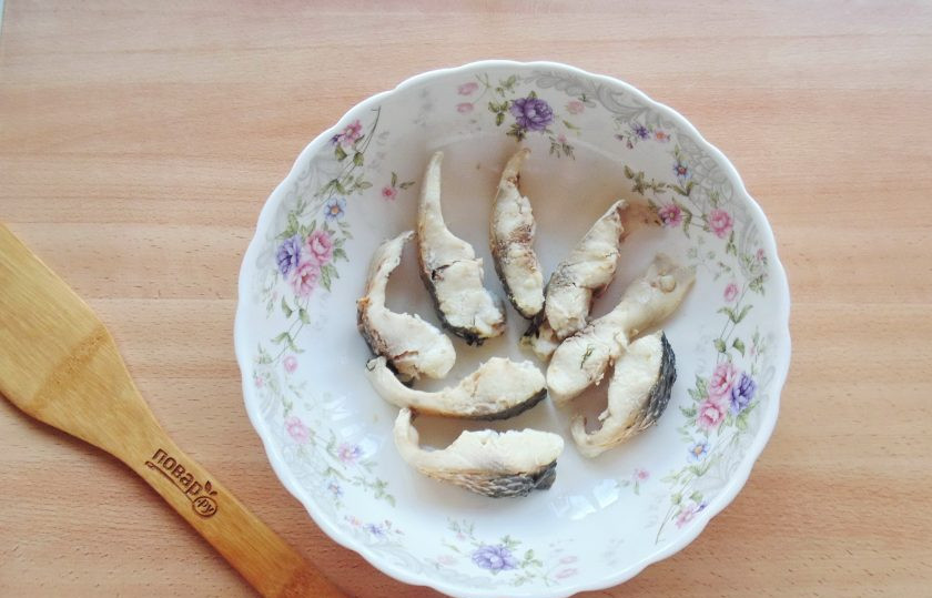 1. Этап. Заливное из пеленгаса: Кусочки пеленгаса разделите на две части, удаляя косточки. Выложите на блюдо.