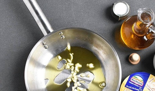 1. Этап. Паста с жареными помидорами: 1. Поставьте большую кастрюлю с водой, доведите до кипения и хорошо посолите. Опустите спагетти и варите до состояния аль-денте. Обычно это минут 7. Параллельно разогрейте оливковое масло и бросьте раздавленный и крупно нарубленный чеснок.