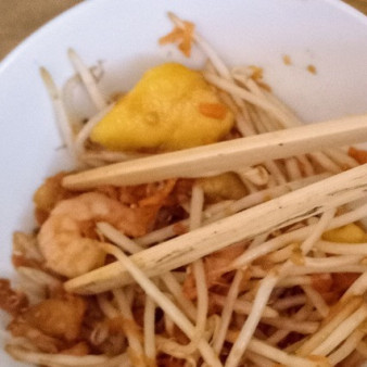 Тайский салат с креветками и манго