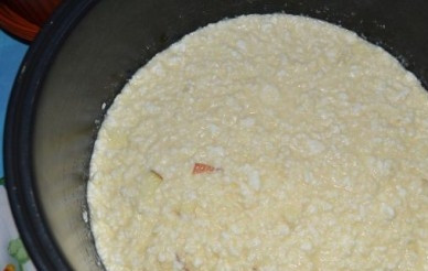 1. Этап. Творожная запеканка на кефире в мультиварке: Чашу мультиварки смазываем маслом, выкладываем в неё творожную массу, разравниваем. Закрываем крышку, включаем режим 