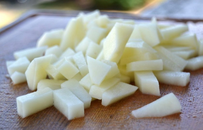 1. Этап. Диетический суп с сельдереем: 2. Очистите картошку и накрошите кусочками среднего размера.