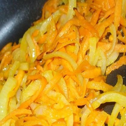 1. Этап. Итальянский суп с кальмарами: 4. В кастрюле с маслом, взять половину нормы, пожарить лук, пластины чеснока и лук-порей.