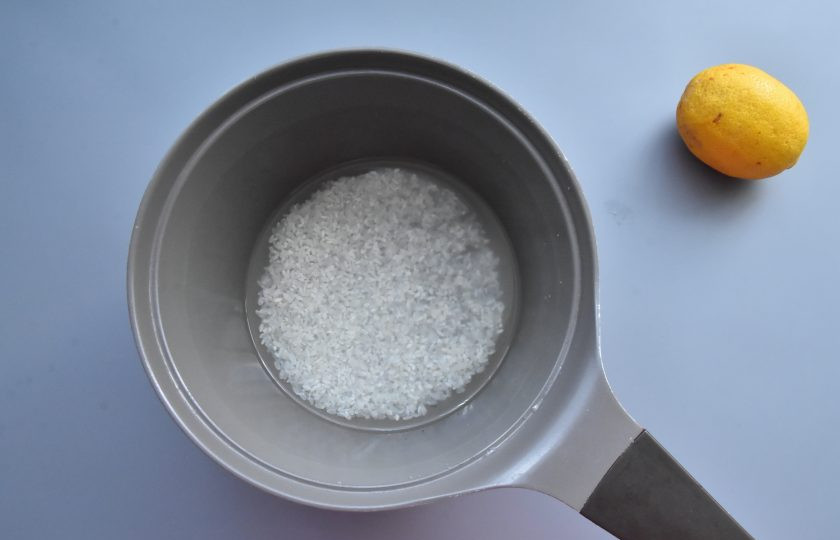 1. Этап. Рисовый пудинг с бананами: Рис промойте под проточной водой, переложите в сотейник. Добавьте воду, соль и сок лимона.