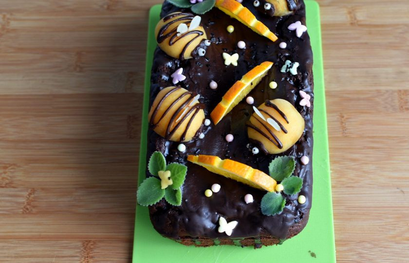 1. Этап. Рулет в кексе «Апельсиновый блюз»: Готовый кекс покройте шоколадной глазурью и украсьте ломтиками апельсина.