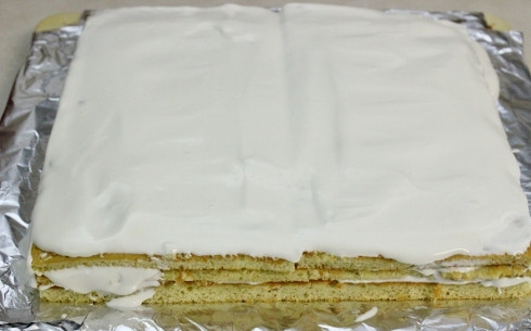 1. Этап. Торт Сметанник на скорую руку: 7. Коржи остудите на решетке и обильно перемажьте кремом.