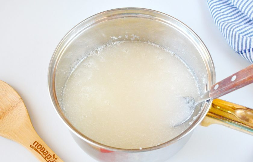 1. Этап. Варенье из сливы без косточек: В маленькую кастрюлю насыпьте 1,2 кг. сахара, добавьте 150 мл. воды, можно чуть больше, главное, чтобы сахар стал мокрым. Доведите до кипения сироп, проварите пару минут.