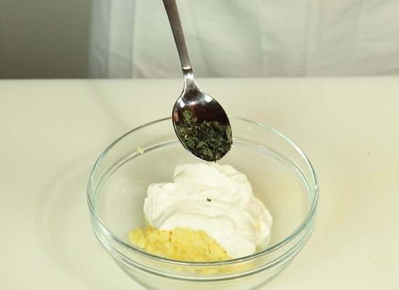 1. Этап. Баранина с мятой: Смешайте измельченный лимон, йогурт и оставшуюся мяту. Посолите, поперчите.