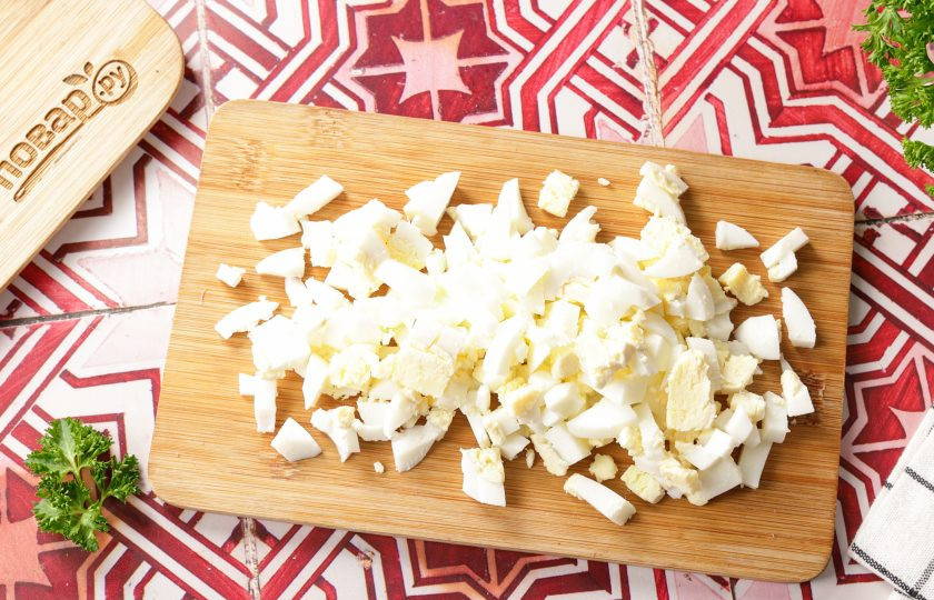 1. Этап. Салат с языком: Яйца нарежьте кубиками.