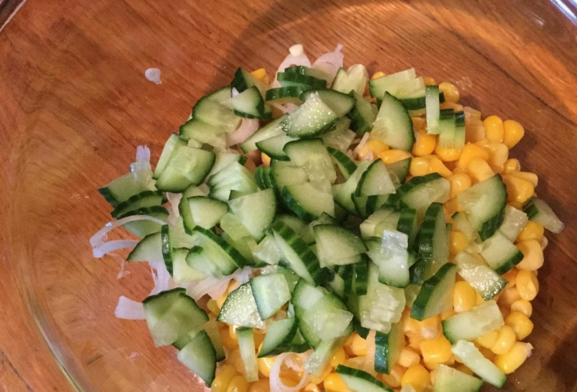 1. Этап. Недорогой вкусный салат: 4. Огурец мою и нарезаю мелко, отправляю в миску к остальным ингредиентам.