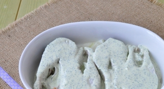 1. Этап. Лосось под соусом в духовке: Сверху уложите лосось. Залейте его соусом, а потом выложите оставшийся лук.