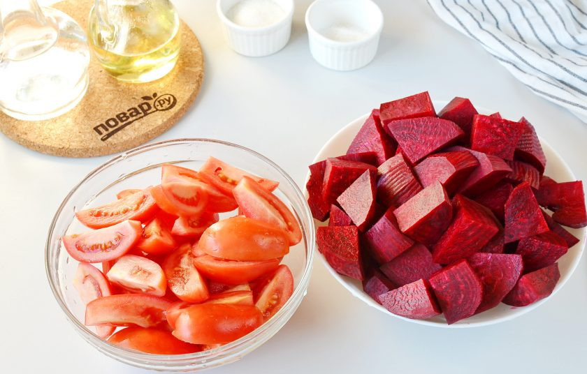 1. Этап. Икра из свеклы на зиму: Вымойте и очистите все овощи. Порежьте помидоры на 4 части, свеклу небольшими кусочками, удобными для мясорубки.