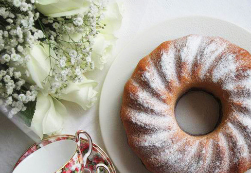 1. Этап. Творожно-шоколадный кекс с алычой: Остудите кекс, затем аккуратно выньте из формы, перевернув на подготовленное блюдо. Присыпьте сахарной пудрой.