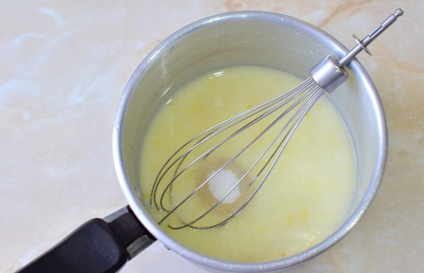 1. Этап. Апельсиново-лимонный курд: Смешайте цедру с выжатым соком. Добавьте крахмал и сахар. Поставьте на огонь.