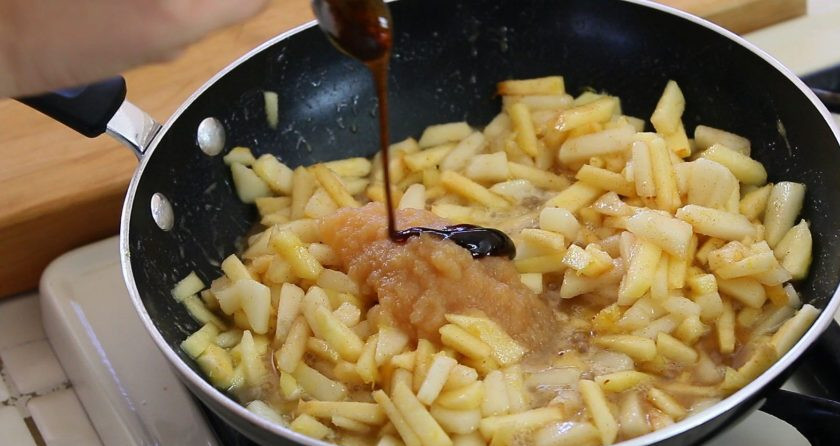 1. Этап. Грушево-яблочные кексы: 7. Затем добавьте в сковороду фрукты, ванилин, корицу и пюре.