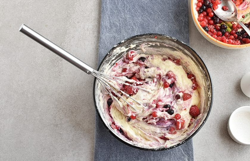 1. Этап. Быстрый пирог с ягодами: Добавьте ягоды и еще раз легко перемешайте.