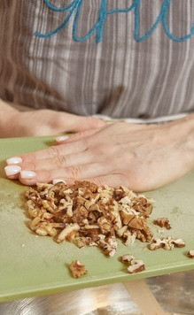 1. Этап. Морковный кето-торт: Добавить морковный жмых и грецкие орехи.