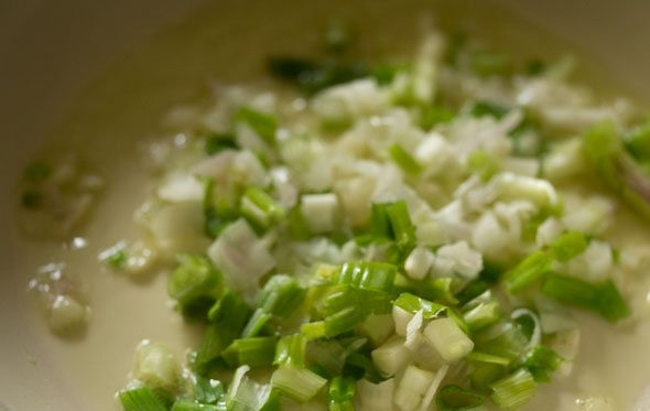 1. Этап. Горячие бутерброды с шампиньонами: На сковороде обжарьте лук и чеснок до прозрачного состояния. Грибы нарежьте, отправьте жариться к луку.