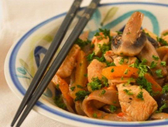 1. Этап. Соба с курицей и овощами: Подавайте собу, разложив на порции и присыпав зеленью. Приятного аппетита!