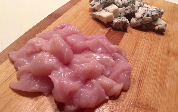 1. Этап. Макароны с куриной грудкой: Куриную грудку промойте, обсушите и нарежьте кубиками. Также порежьте кубиками голубой сыр.