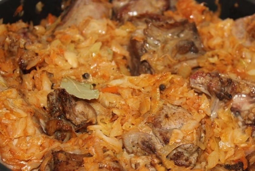 1. Этап. Утка, тушенная с капустой квашеной: 10. На сковороду к капусте выкладываю уточку, добавляю лавровый лист, перец горошком и вливаю несколько стаканов кипятка. Уменьшаю огонь до минимума и тушу около 50 минут.