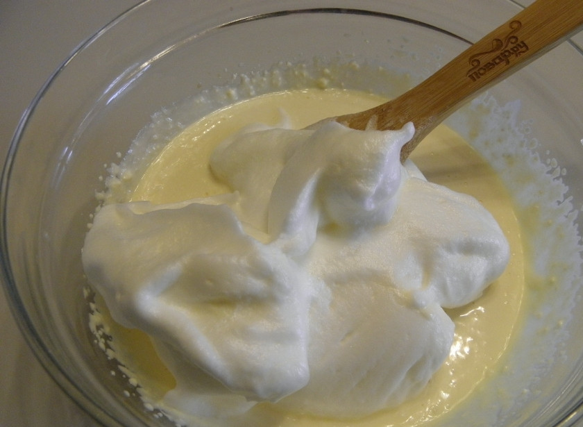 1. Этап. Творожная запеканка без манки: Отдельно взбейте белки яиц в крепкую пену, добавьте их в творожную массу. Перемешайте аккуратно.