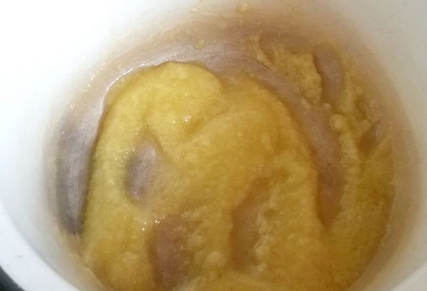 1. Этап. Cоус для семги: Тщательно разотрите муку вместе с маслом. Главное — следите за тем, чтобы не оставались большие комки. Мешать необходимо до однородной массы.