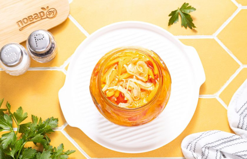 1. Этап. Салат Осенний на зиму: Готовый горячий салат разложите по чистым стерилизованным банкам.