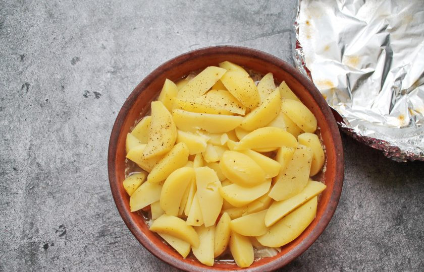 1. Этап. Оленина с картошкой в духовке: Форму для запекания плотно закройте фольгой и поставьте в горячую духовку. Запекайте при температуре 180 градусов в течение 1.5 часа. Картофель и мясо должно стать мягкими, при необходимости подержите еще 30 минут.