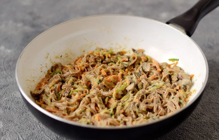 1. Этап. Гречневая лапша с ореховым соусом: Соедините гречневую лапшу с овощами и грибами, заправьте ореховым соусом. Посолите по вкусу.