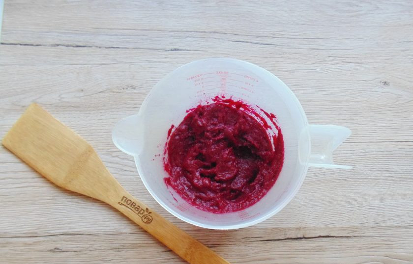 1. Этап. Свекольный кетчуп на зиму: Хорошо взбейте погружным блендером свеклу с чесноком и луком. Добейтесь консистенции детского пюре.
