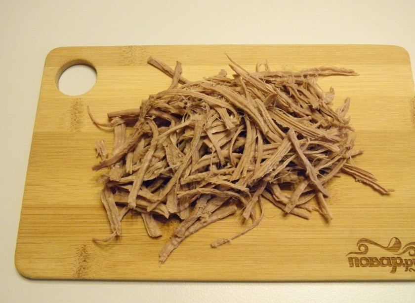 1. Этап. Салат Узбекистан с редькой: Отваренное мясо остудите, чтобы можно было взять руками. Разберите на тонкие волокна.