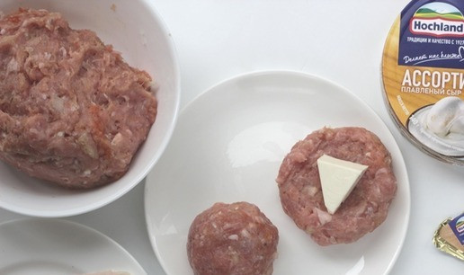 1. Этап. Мясные шарики в беконе: Мелко нарезать лук. Готовый фарш посолить, добавить все специи, нарезанный лук, перемешать, хорошо отбить. Из фарша мокрыми руками сделать лепешку, в середину выложить кусочек плавленого сыра Hochland, сделать шарик размером с маленького куриного яйца. Я треугольник сыра разделила на 3 части и добавляла в мясной шар.