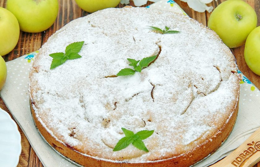 1. Этап. Диетический пирог с яблоками: 8. Диетический пирог с яблоками готов. Перед подачей можно украсить пирог сахарной пудрой.