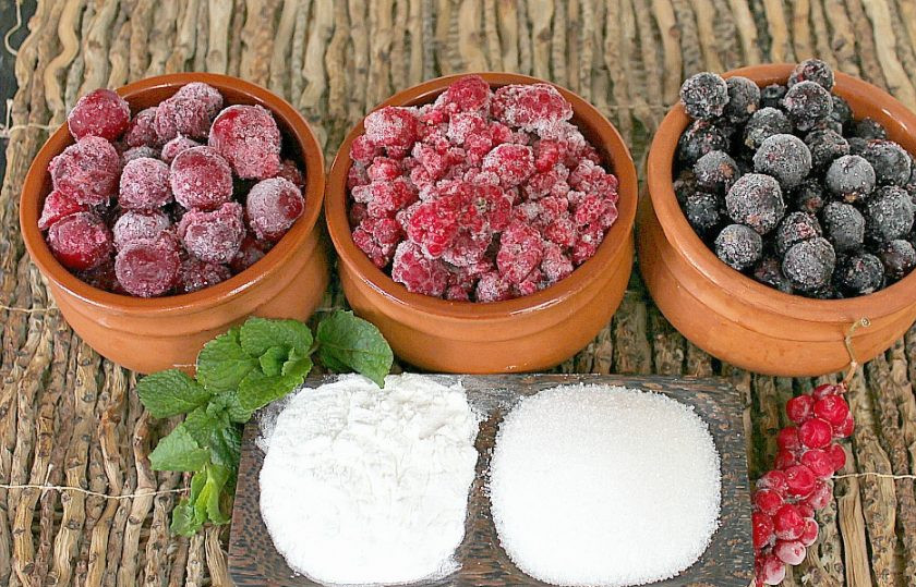 1. Этап. Кисель из замороженных ягод: Подготовим ягоды, сахар и крахмал.