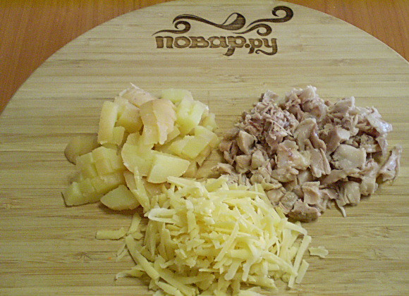 1. Этап. Салат с курицей и корейской морковкой: Порежьте картофель и курицу кусочками или квадратиками. Сыр можно тоже порезать или натереть на терке.