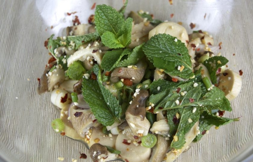 1. Этап. Салат с грибами: 3. Заправляю салат соком лайма и рыбным соусом, хорошенько перемешиваю.