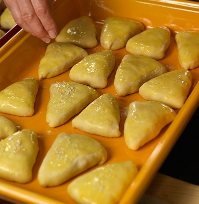 1. Этап. Самса с тыквой: 10. Осталось только добавить буквально по щепотке кунжута сверху и можно отправлять в разогретую духовку.