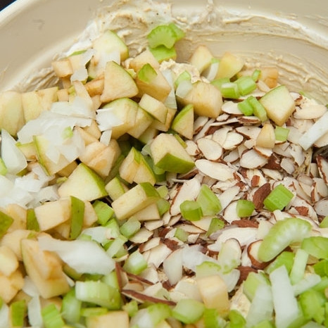 1. Этап. Салат из курицы с сельдереем: 5. Добавьте в салат нарезанные яблоко, лук и сельдерей, а также миндаль. Перемешайте. Если надо, добавьте майонез и сметану.