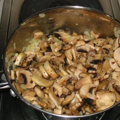 1. Этап. Суп из шампиньонов: Следующим шагом добавляем грибы. Тушим шампиньоны с луком в течении 3 минут. Постоянно помешивайте.