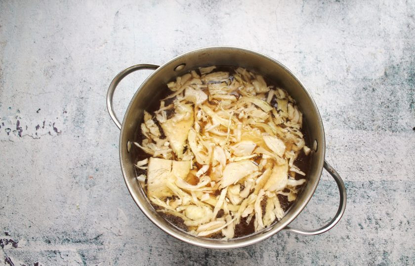 1. Этап. Борщ из оленины: Из бульона извлеките мясо и свеклу, она нам больше не понадобится. Мясо выложите и дайте ему остыть. Капусту порежьте соломкой и выложите в кастрюлю. Варите ее в течение 5 минут.