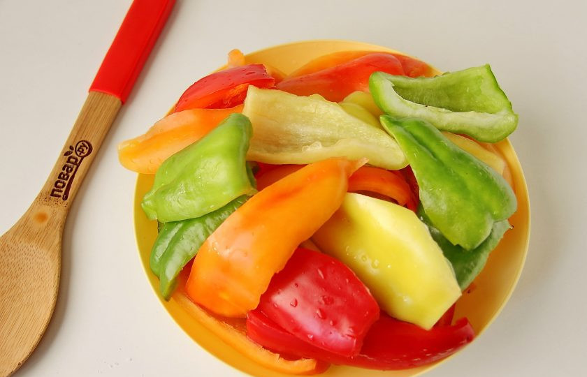 1. Этап. Лечо с томатным соком: Перцы помойте, удалите семена и разрежьте на 4 части.