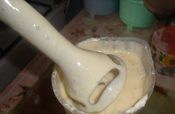 1. Этап. Мандариновый чизкейк: 3. В мерный стакан кладу творог, добавляю яйца, молоко, крахмал и 200 грамм сахарного песка. Взбиваю массу в однородную смесь.